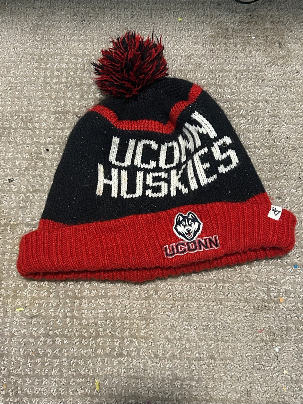 UConn Huskies Men Pom Beanie Hat - Red and Black 2018